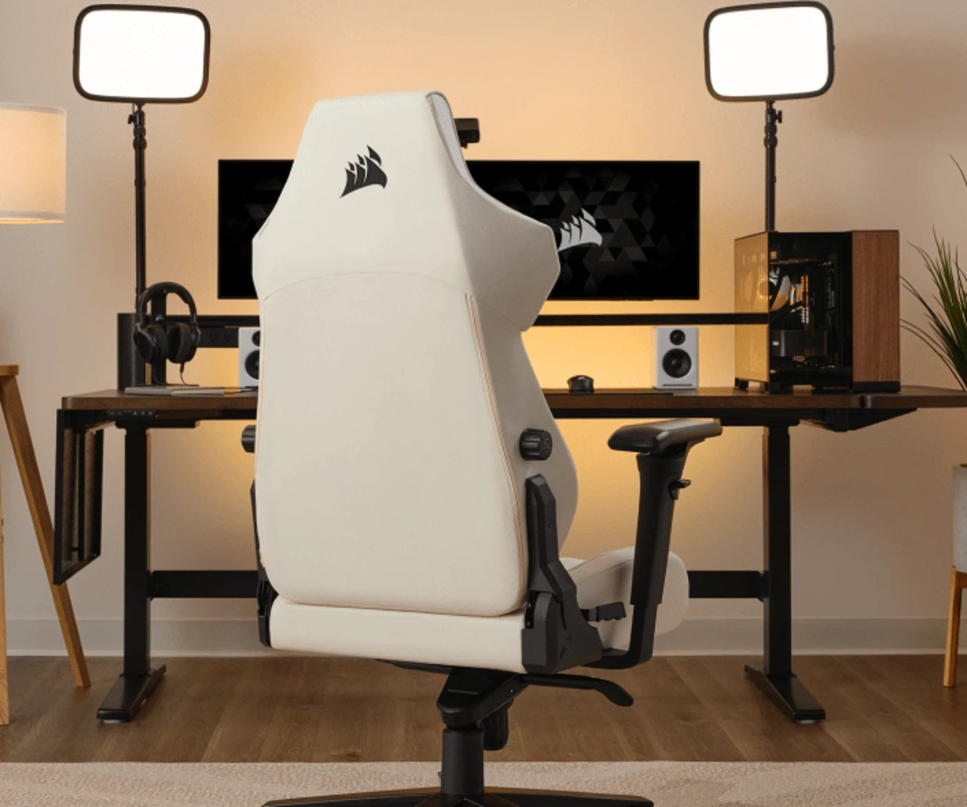 Chaise gaming Corsair TC500 LUXE dans un setup de jeu